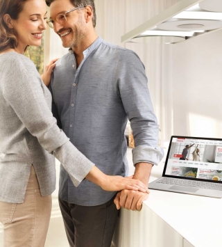 Mann und Frau mit dem Oberbank Online-Magazin am Laptop
