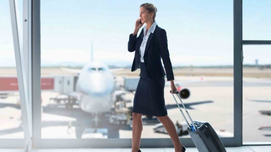 Exportfinanzierung - Business-Frau am Flughafen