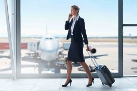 Exportfinanzierung - Business-Frau auf Flughafen