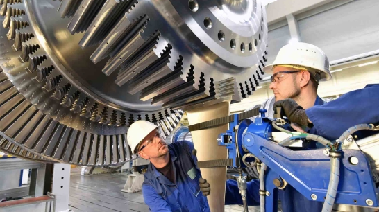 Mobilien-Leasing - zwei Männer stehen bei einer Industrieanlage