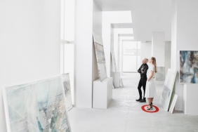 2 Damen betrachten Bilder in einer Galerie