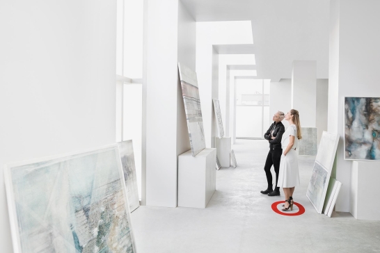 2 Damen betrachten Bilder in einer Galerie
