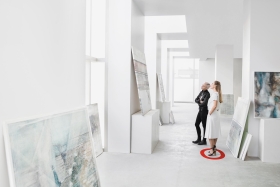 Investitionsfinanzierung bei der Oberbank - 2 Damen betrachten Bilder in einer Galerie