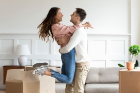 Mann und Frau mit dem Oberbank Online-Magazin am Laptop