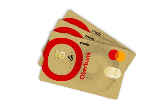 Drei goldene aufgefächerte Oberbank Kreditkarten
