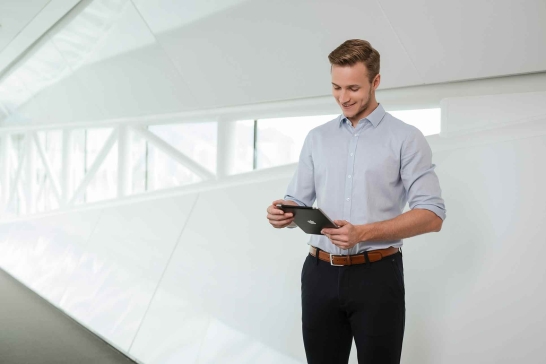 Kund:in nutzt das Oberbank Kundenportal am Tablet