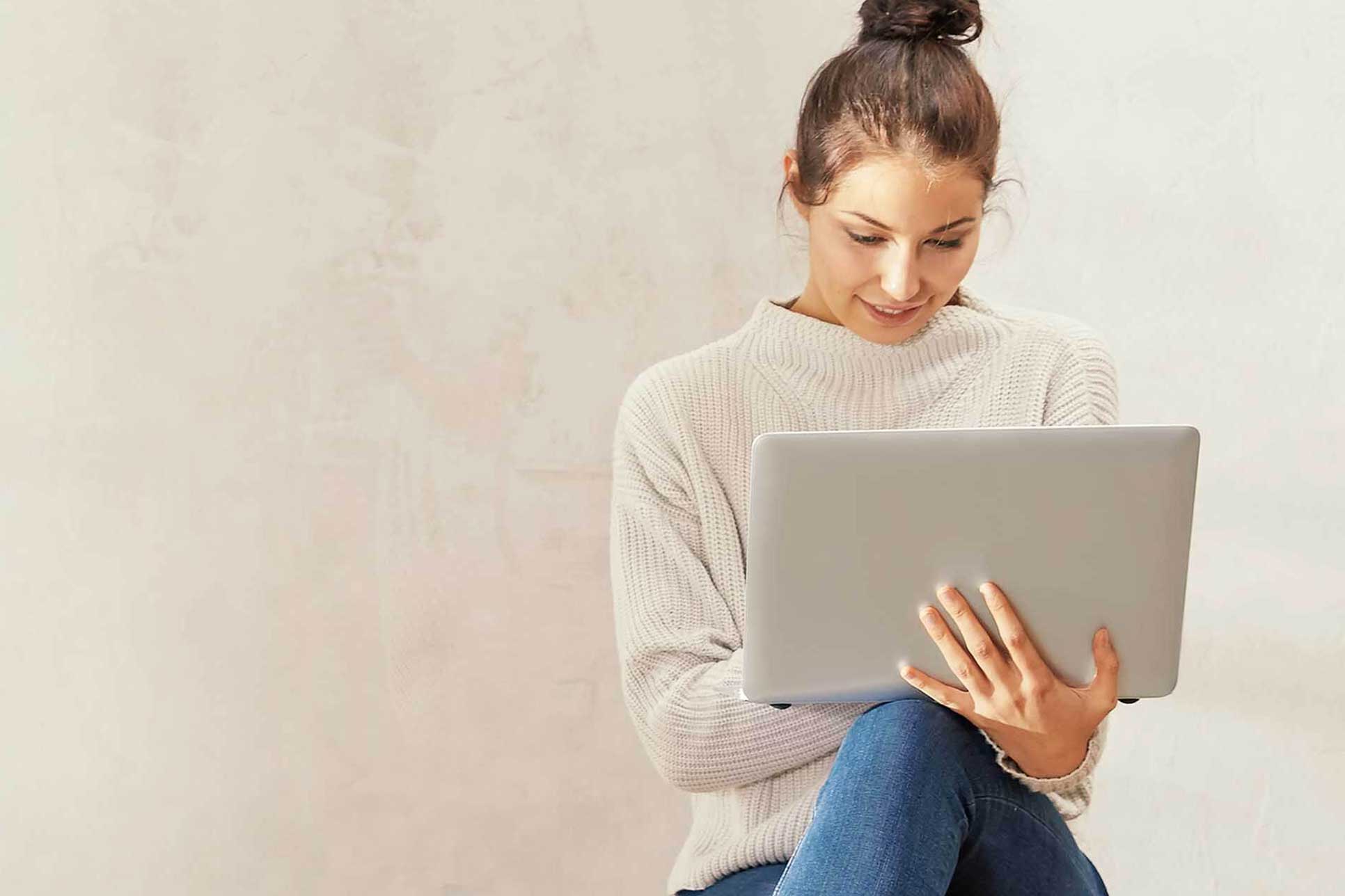 Frau benutzt das Oberbank Kundenportal am Laptop