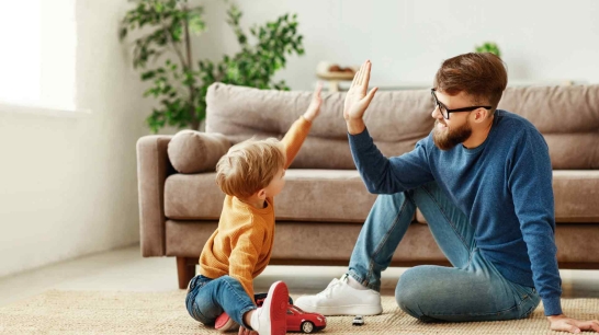 Mann gibt Sohn ein High-Five