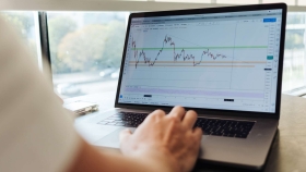 Oberbank i-Trader - Chartdarstellung auf einem Monitor