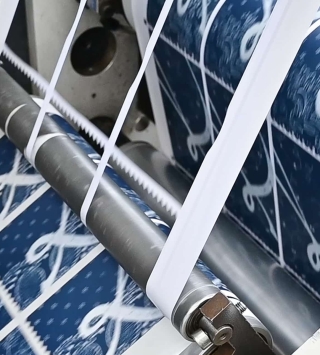 Detailansicht einer Maschine von Firma Marzek Etiketten+Packaging