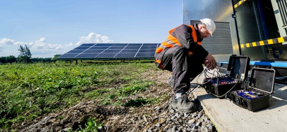 Techniker arbeitet an Photovoltaikanlage