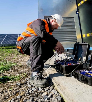 Techniker arbeitet an Photovoltaikanlage