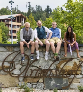 Seniorchef Ulrich N. Brandl, Juniorchefs Nikolaus Brandl und Benjamin Brandl sowie Michaela Lankes (Mitglied der Geschäftsleitung)