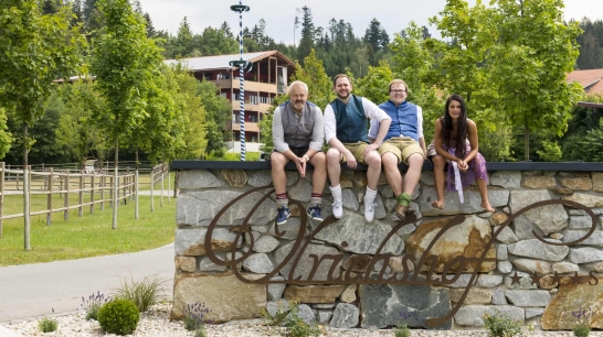Seniorchef Ulrich N. Brandl, Juniorchefs Nikolaus Brandl und Benjamin Brandl sowie Michaela Lankes (Mitglied der Geschäftsleitung)