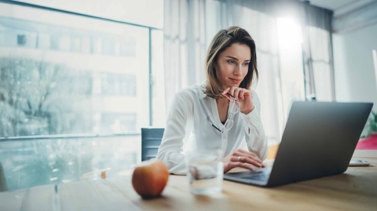 Dame arbeitet an Laptop