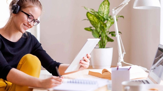 Frau arbeitet im Homeoffice
