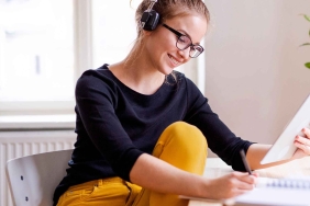 Frau arbeitet im Homeoffice