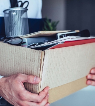 Gepackte Schachtel mit Büroutensilien