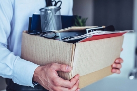 Gepackte Schachtel mit Büromaterial und Unterlagen