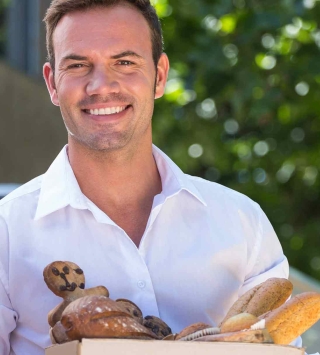 Mann mit gefülltem Brotkorb