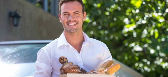 Mann mit gefülltem Brotkorb