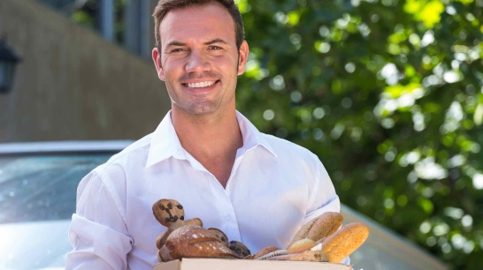 Bäcker mit gefülltem Brotkorb