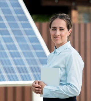 Dame vor Photovoltaik-Anlage