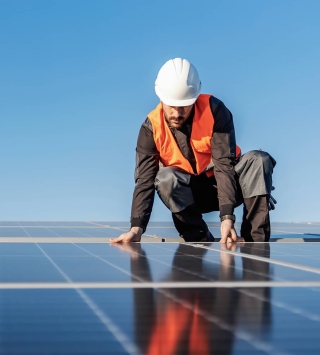 Mann auf Photovoltaikanlage