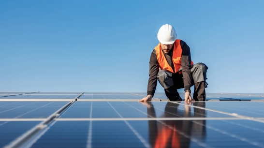 Mann steht auf Photovoltaikanlage