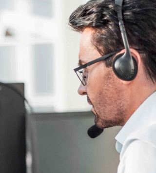 Mann mit Headset