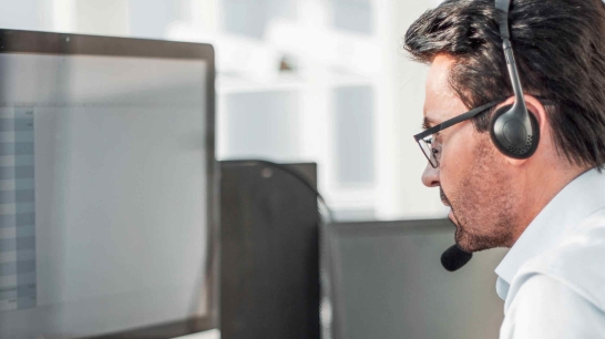 Mann mit Headset