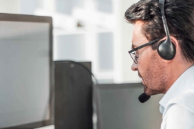 Mann mit Headset