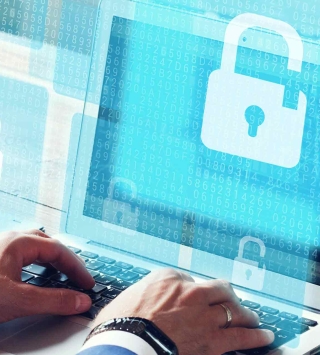 Mann arbeitet an einem gesicherten Laptop