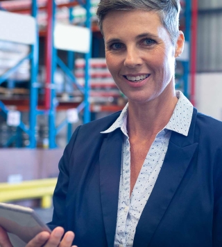Frau in Lagerhalle