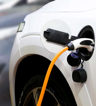 Elektroauto in Ladestation