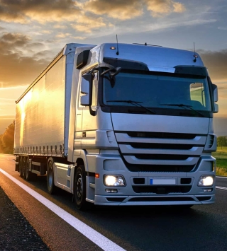 LKW auf Landstraße