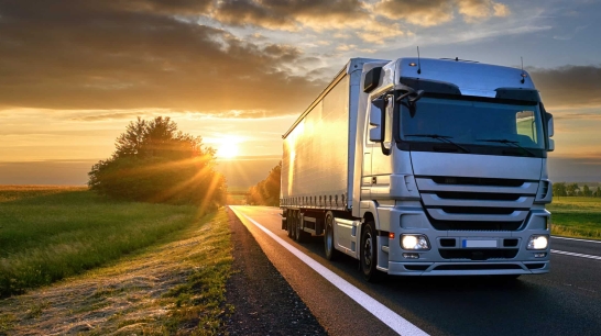 LKW auf Landstraße