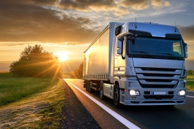 LKW auf Landstraße