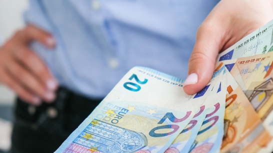 Zwei Männer bespreichen Investitionsfinanzierung & -förderungsmöglichkeiten bei der Oberbank