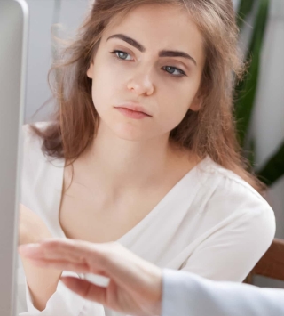 Zwei Frauen schauen auf einen Bildschirm
