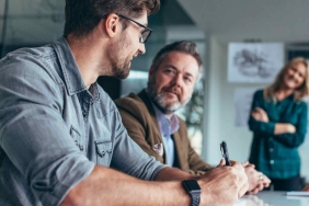 Team-Meeting zu Online-Ratgeber Jetzt Unternehmen
