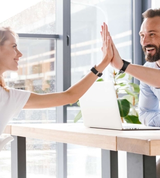 Frau gibt Mann High-Five