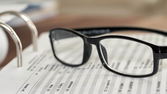 Brille auf einem Ordner