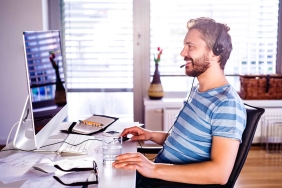 Mann mit Headset bei einem Videocall