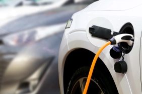 Elektro-Auto in einer Ladestation