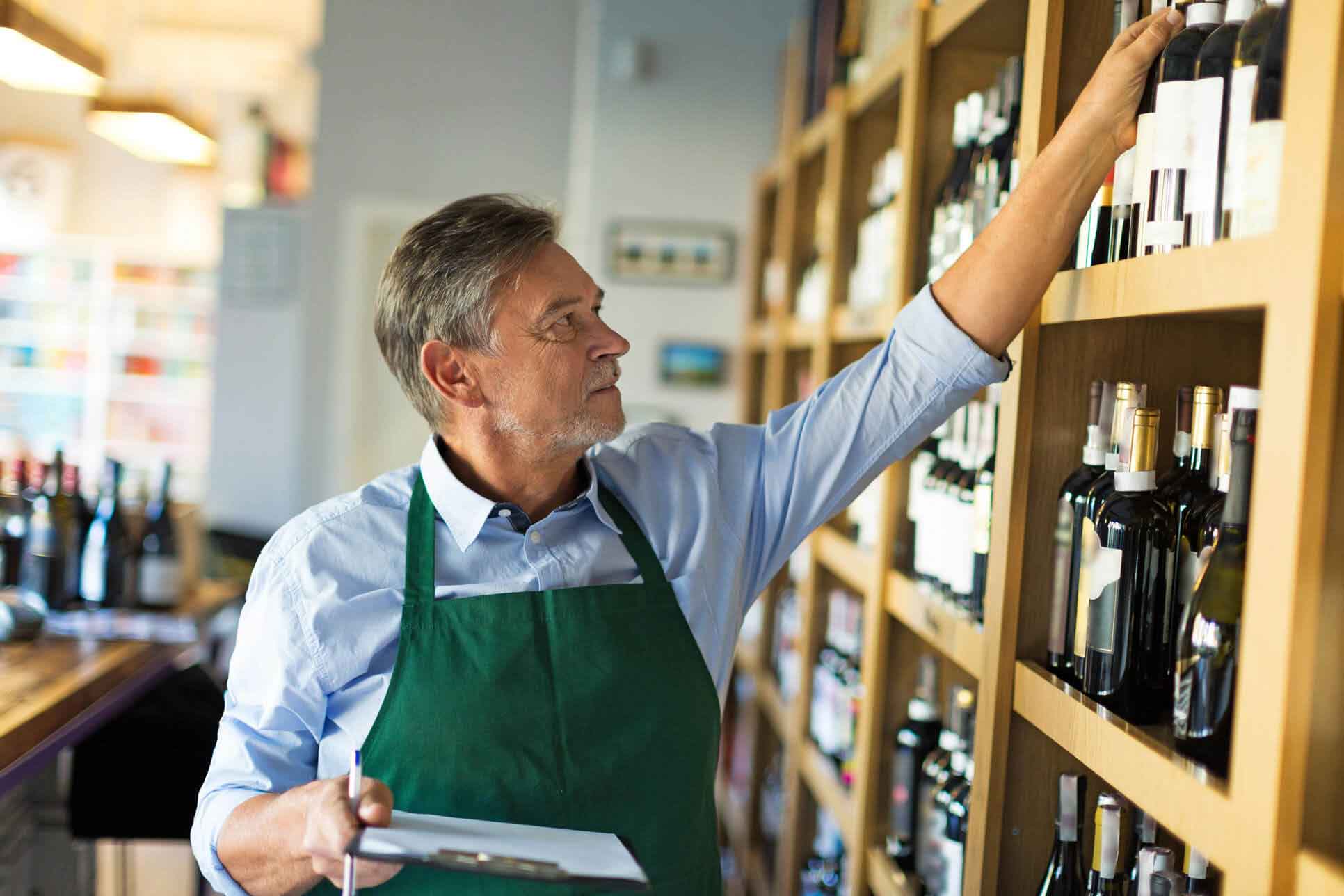 Shop owner. Картинки хозяин магазина. Владелец магазина картинка. Хозяин лавки. Мужчина хозяин магазина.