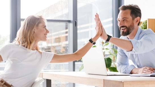 Frau und Mann geben sich High-Five