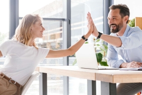 Frau und Mann geben sich High-Five