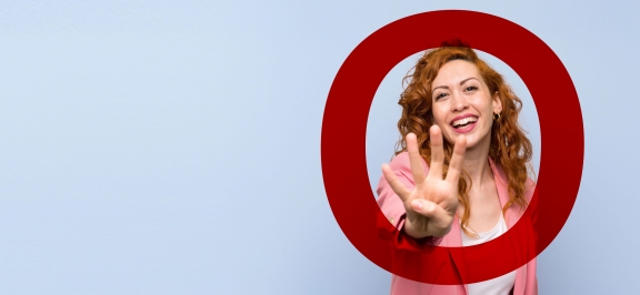 Aller guten Dinge sind 4: Lächelnde Dame zeigt 4 Finger in Kamera