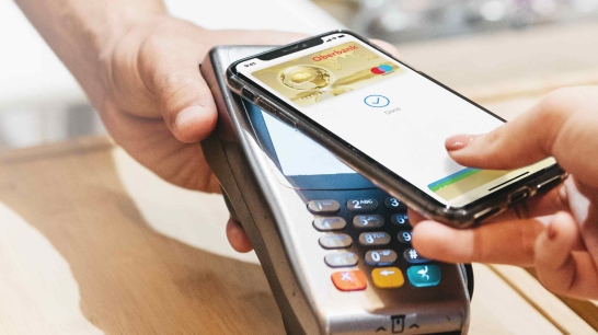 Handy wird auf Zahlterminal gehalten